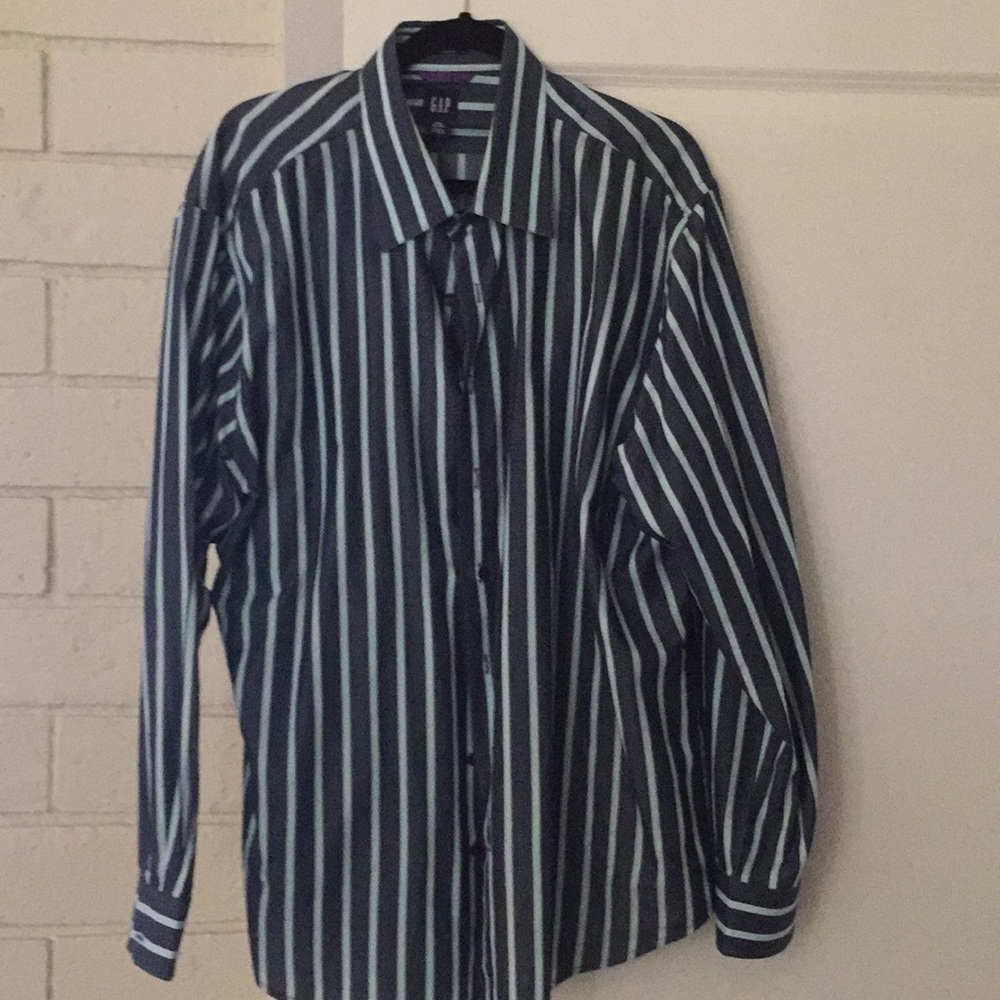 Fitted, long sleeve striped shirt